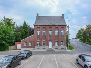 <strong>Izegem - Ruime pastorie met diepe tuin op landelijke ligging<br /><br />Eerste biedingsfase opgestart van 27 juli 2026 tot en met 14 augustus 2026 om 15u</strong><br /><br />Te koop via het biedingssysteem COVAST.<br />Domicill Vastgoed verzorgt voor u de biedingen op voorhand vast te leggen. <br /><br />In de schaduw van de kerktoren bevindt zich deze charmante en uitzonderlijk ruime pastorie, een eigendom die rust, karakter en functionaliteit perfect combineert. Dankzij haar landelijke ligging vormt deze woning de ideale thuisbasis voor gezinnen die op zoek zijn naar ruimte, terwijl ze tegelijkertijd uitstekende mogelijkheden biedt voor het inrichten van een praktijk, kantoor of thuiswerkruimte.<br />Het perceel beschikt bovendien over een prachtige, diepe tuin waar u in alle privacy kunt genieten van het buitenleven.<br />De woning biedt een royale oppervlakte en een doordachte indeling, verspreid over meerdere niveaus. Het hoofdgebouw heeft een bebouwde oppervlakte van ongeveer 198 m² op het gelijkvloers en bevindt zich op een perceel met een breedte van circa 28 meter. De voorgevel heeft een indrukwekkende breedte van ongeveer 20,1 meter.<br /><strong>Indeling:</strong>
<ul>
<li>Kelderverdieping: volledig onderkelderd.</li>
<li>Gelijkvloers: ruime inkomhal, twee bureauruimtes, woonplaats, salon, keuken, garage, berging, wasplaats en toilet.</li>
<li>Eerste verdieping: nachthal, vier volwaardige slaapkamers, badkamer en een extra kamer.</li>
<li>Zolderverdieping: ruime zolder met bijkomend potentieel.</li>
</ul>
Deze unieke eigendom biedt een zeldzame combinatie van authenticiteit, wooncomfort en multifunctionele mogelijkheden op een rustige en groene locatie. Een uitstekende opportuniteit voor wie op zoek is naar een ruime gezinswoning met karakter en toekomstmogelijkheden.<br /><br />Dit pand is onderhevig aan de renovatieverplichting die door de Vlaamse overheid wordt opgelegd voor residentiële gebouwen. Raadpleeg de website van het Vlaams Energie- en Klimaatagentschap via https://www.vlaanderen.be/een-huis-of-appartement-kopen/renovatieverplichting-voor-residentiele-gebouwen. <br /><br />Wacht niet te lang om deze unieke kans te grijpen. Kom het zelf ontdekken en ervaar de verschillende mogelijkheden die deze woning te bieden heeft. Wij staan klaar om u te verwelkomen in uw toekomstige droomhuis! Bel ons vrijblijvend op voor een bezoek en info. Wij begeleiden u graag met de glimlach op zoek naar uw droomwoning . T. 051 62 40 40.