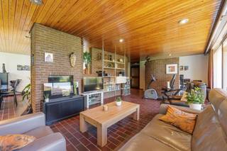 INDELINGGELIJKVLOERSInkomhal met vestiaireruimte. Toiletruimte. Woonkamer met bureelruimte en zicht op de tuin. Open keuken voorzien van de volgende...