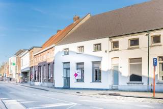 <br /><strong>Welkom in deze volledig gerenoveerde gezinswoning gelegen te Dorpstraat 125 in Burcht — een woning waar ruimte, comfort en afwerking centraal staan.</strong><br /><br />Bij het binnenkomen word je verwelkomd in een<strong> ruime inkomhal </strong>met aansluitend een <strong>eerste badkamer</strong> (4,8 m<sup>2</sup>) voorzien van een inloopdouche en toilet — ideaal voor extra comfort in het dagelijkse gezinsleven.<br />Verder betreed je de lichtrijke open <strong>leefruimte waar woonkamer, eetplaats en keuken</strong> (25,1 m² -15 m²-10,2m<sup>2</sup>) naadloos in elkaar overvloeien. Dankzij de hoge plafonds en de open indeling geniet je hier van een aangenaam gevoel van ruimte en licht.<br /><br />De keuken sluit mooi aan op de gezellige stadskoer, een onderhoudsvriendelijke buitenruimte waar je in alle rust kan genieten van een koffiemoment of aperitief.<br /><br />De volledige benedenverdieping werd afgewerkt met een onderhoudsvriendelijke tegelvloer in warme houtlook.<br />Daarnaast is er een praktische technische ruimte voorzien voor wasmachine, droogkast en de gasverwarmingsinstallatie.<br /><br />Op de <strong>eerste verdieping </strong>bevinden zich <strong>drie volwaardige slaapkamers </strong>(13,2 m² – 14,3 m² – 9,5 m²) en een <strong>ruime tweede badkamer</strong> uitgerust met dubbele lavabo, douche én ligbad — een absolute meerwaarde voor gezinnen of wie graag extra comfort wenst.<br /><br />Via de vaste trap bereiken we de bovenste verdieping waar zich <strong>de royale master bedroom </strong>(21 m²) bevindt. Deze verdieping biedt tal van mogelijkheden en kan perfect dienen als ouderlijke suite, extra hobbyruimte of comfortabele thuiswerkplek.<br /><br />De woning werd grondig gerenoveerd waarbij elektriciteit, sanitair en verwarmingsinstallatie werden vernieuwd.<br />Bovendien beschikt de woning over een conforme elektrische keuring, waardoor je hier zonder zorgen kan intrekken.<br /><br /><u><strong>Technische kenmerken:</strong></u><br />EPC: 158 kWh/m²jaar — Label B<br />Elektrische installatie conform<br />Geen renovatieverplichting<br />G- & P-score: C – C<br />Stedenbouwkundige inlichtingen: Wg – Vg – Gvv – Gmo – Gvkr<br /><br />Op zoek naar een instapklare woning met ruimte, comfort en een centrale ligging? Contacteer ons vandaag nog voor een bezoek via 03 369 70 33.<br /><br /><br /><br />