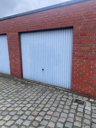 Garage nr. 11 te huur, gelegen in de Hugo Verrieststraat te Wakken.De garage beschikt over een manuele poort.Onmiddellijk beschikbaar...