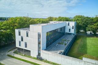 <h1>KANTOREN TE HUUR – INCUBATHOR | THOR PARK GENK</h1>
<p><strong>Professionele en flexibele kantoorruimte met een all-in dienstverlening in een inspirerende ondernemersomgeving.</strong></p>
<p>Op <strong>THOR PARK in Genk</strong> biedt <strong>IncubaThor</strong> een moderne werkomgeving voor <strong>starters, groeibedrijven en gevestigde ondernemingen</strong>. Het afzonderlijke gebouw beschikt over <strong>3.500 m² aan gemeubelde privékantoren, coworkingruimtes en vergaderzalen</strong>.</p>
<p>IncubaThor is geschikt als <strong>hoofdkantoor, satellietkantoor of uitvalsbasis voor consultants en salesteams</strong>.</p>
<h3>PRIVÉKANTOREN</h3>
<p>IncubaThor beschikt over <strong>22 gemeubelde kantoorunits van 25 m² tot 745 m²</strong>. Dankzij de all-in formule geniet u van een volledig uitgeruste kantooromgeving zonder zorgen over bijkomende praktische kosten.</p>
<p><strong>Inbegrepen in de all-in formule:</strong></p>
<ul>
<li>
<p>Gemeubeld kantoor</p>
</li>
<li>
<p>Wekelijkse schoonmaak</p>
</li>
<li>
<p>Elektriciteit, verwarming en airconditioning</p>
</li>
<li>
<p>Wifi</p>
</li>
<li>
<p>Gebruik van vergaderbooths</p>
</li>
<li>
<p>Domiciliëring</p>
</li>
<li>
<p>Toegang tot het partnernetwerk</p>
</li>
<li>
<p>Onroerende voorheffing</p>
</li>
</ul>
<h3>COWORKING & FLEXPLEKKEN</h3>
<p>Op zoek naar een flexibele werkplek? Coworking en flexplekken zijn beschikbaar <strong>vanaf 1 werkplek</strong>.</p>
<p>De formule omvat onder meer <strong>wifi, elektriciteit, schoonmaak, vergaderkrediet, toegang tot netwerkevenementen</strong> en het communitynetwerk van <strong>50+ ondernemers</strong>.</p>
<h3>VERGADERZALEN</h3>
<p>Huurders kunnen gebruikmaken van <strong>vier professioneel uitgeruste vergaderzalen</strong>, voorzien van:</p>
<p><strong>Beamer | presentatiescherm | flipchart | whiteboard | wifi | videoconferencing</strong></p>
<h3>WERKEN IN EEN INNOVATIEVE OMGEVING</h3>
<p>IncubaThor maakt deel uit van <strong>THOR PARK</strong>, een dynamische omgeving waar ondernemerschap, innovatie, technologie en kennis samenkomen. De combinatie van flexibele kantoorformules, professionele faciliteiten en een actief ondernemersnetwerk zorgt voor een ideale werkomgeving voor bedrijven in elke groeifase.</p>
<h3>VLOT BEREIKBAAR</h3>
<p>Het gebouw beschikt over een <strong>ondergrondse parking</strong> en is bovendien vlot bereikbaar via de nabijgelegen parkings <strong>P1 en P8</strong>.</p>
<p><strong>Kantoorruimte huren zonder zorgen? Ontdek de mogelijkheden van IncubaThor op THOR PARK in Genk.</strong></p>
<p><strong>Beschikbaarheid, oppervlaktes en huurvoorwaarden op aanvraag: info@jansenrealestate.be of 011/39 90 50.</strong></p>