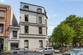 <p>Sommige panden hebben gewoon <em>alles mee</em>. Een topligging, karakter en een rendement (potentieel 5% bruto) dat doet glimlachen.<br />Welkom op de <strong>Fransenplaats</strong>, een bruisend plekje in hartje Antwerpen letterlijk om de hoek van het geliefde <strong>Hof van Leysen</strong>.</p>
<p><strong>Hoekpand met pit</strong><br />Dit knappe opbrengsteigendom bestaat uit een <strong>commerciële gelijkvloers</strong> en <strong>7 verhuurde studentenkamers</strong> daarboven.<br />Dat betekent meteen een <strong>stabiele huuropbrengst</strong>. <br /><br /><strong>Studentenproof charme</strong><br />De bovenverdiepingen ademen authenticiteit. Denk aan hoge plafonds, houten vloeren en ruwe bakstenen muren die zorgen voor die typische urban sfeer.<br />Elke kamer heeft z’n eigen karakter, maar allemaal delen ze één ding: ze zijn <strong>verhuurd</strong> aan studenten die hier duidelijk graag wonen.</p>
<p><strong>De buurt? Een voltreffer.</strong><br />De Fransenplaats is één van die Antwerpse hoekjes die alles combineert: gezellig, groen en levendig.<br />Van koffiebars tot parkjes, van fietsen naar school tot een avondje pizza om de hoek, hier leeft het echt.<br />Het <strong>Hof van Leysen</strong> ligt praktisch aan je voordeur, de <strong>Harmonie</strong> en <strong>Markgravewijk</strong> op wandelafstand.</p>
<p><strong>Waarom deze investering klopt:<br /></strong>- Handelsgelijkvloers (horeca toegelaten)<br />- 7 volledig verhuurde studentenkamers<br />- Authentiek hoekpand met karakter en uitstraling<br />- Populaire, gegeerde locatie nabij Hof van Leysen<br />- Potentieel rendement van 5%<br />- EPC studentenkamers: B / Handelsgelijkvloers: C (casco toestand)</p>