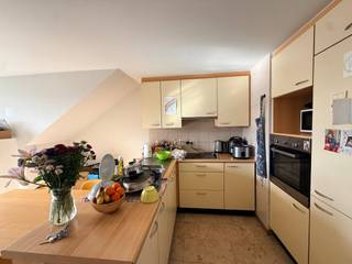 Welkom in dit<strong> prachtige dakappartement</strong>, gelegen op de derde verdieping aan de Paardestraat in Gent.<br />Dit toch wel<strong> retro </strong>appartement is een ideale uitvalsbasis voor iedereen die op zoek is naar een comfortabele en stijlvolle woonruimte in een levendige buurt. De doordachte indeling biedt een <strong>gezellige woonkamer</strong> die aansluit op de <strong>praktische keuken</strong>.<br />Het appartement beschikt verder over een inkomhal, een <strong>ruime slaapkamer</strong>, een kleinere kamer/<strong>bureau </strong>en een <strong>badkamer</strong>, die is uitgerust met een lavabo, douche, toilet en aansluiting voor wasmachine.<br />Er is beneden ook een<strong> gemeenschappelijke fietsenberging </strong>waar gebruik van kan gemaakt worden.<br />De huurprijs is <strong>€ 850 + € 35</strong> (algemene onkosten). Het appartement is beschikbaar vanaf 1 december 2026. EPC label C.<br />Gelegen in de nabijheid van diverse voorzieningen, zoals winkels, restaurants en openbaar vervoer, ben je verzekerd van alle comfort dat het stadsleven te bieden heeft.<br />Dit dakappartement is<strong> meer dan een woning</strong>; het is een plek waar je echt tot rust kunt komen.<br />Neem vandaag nog contact met ons op voor een bezichtiging en ontdek jouw nieuwe thuis in het hart van Gent. Tel: <strong>09 330 61 04</strong>