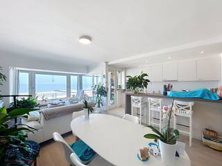 Dit schitterend vernieuwde appartement is gelegen op de 4DE verdieping van de residentie SAN REMO, het gebouw bevindt zich op de Zeedijk waardoor er een schitterend panoramisch zicht op zee is. Het appartement werd enkele jaren geleden vernieuwd en verkeert dan ook in perfecte staat. De ruime woonkamer typeert zich door de brede gevel en het ruime terras. De open keuken biedt voldoende kastruimte en is voorzien van alle toestellen. Verder is er een ruime berging, afzonderlijk toilet en de badkamer met inloopdouche. De 2 ruime slaapkamers geven beiden toegang tot het terras aan de achterzijde. Mogelijkheid tot aankoop van een standplaats in het gebouw (48.000 EUR).