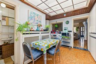 Een te renoveren rijwoning met veel potentieel, centraal gelegen in Sint-Niklaas. Bij het binnenkomen valt meteen de gezellige sfeer op: veel lichtinval en een opvallende wenteltrap geven de living karakter en charme.<br />De woning telt 2 slaapkamers en 77 m² bewoonbare oppervlakte op een perceel van 109 m². De badkamer is praktisch gelegen op het gelijkvloers.<br />Troeven:<br />•	Centrale ligging, dicht bij winkels, scholen en openbaar vervoer<br />•	Dubbele beglazing aanwezig<br />•	Centrale verwarming op stookolie<br />•	Elektriciteit conform tot 2045<br />•	Noordoostelijke oriëntatie<br />•	Momenteel verhuurd, interessant voor investeerders<br />De woning vraagt een opfrissing, maar biedt daardoor de kans om ze volledig naar eigen smaak in te richten, met de authentieke, lichte living als mooi uitgangspunt. Ideaal voor wie houdt van karaktervolle panden met renovatiepotentieel op een centrale locatie.<br />Interesse? Neem snel contact op voor een bezichtiging! Bel ons op het nummer: 052/46.38.03 of info@uw-huis.be
