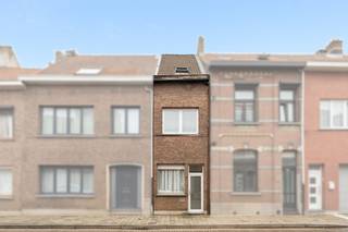 <p>Te koop: ruime gezinswoning in Antwerpen, gelegen aan de Jan van de Wouwerstraat, op korte afstand van de belangrijkste invalswegen en openbaar vervoer.<br /><br />Deze woning combineert een vlotte bereikbaarheid met dagelijks wooncomfort. Dankzij de ligging vlakbij de belangrijkste invalswegen bent u in enkele minuten in het centrum van Antwerpen of in omliggende gemeenten. Met drie comfortabele slaapkamers is er voldoende ruimte voor gezinnen, koppels of wie extra plaats wenst voor bureau of hobby. De aangename woonomgeving biedt voorzieningen in de nabijheid, waardoor u alles binnen handbereik heeft.</p>

<p>De woning is momenteel verhuurd, wat dit pand eveneens interessant maakt voor investeerders die op zoek zijn naar een opbrengsteigendom.<br /><br />Belangrijkste ruimtes:<br />• Woonkamer met natuurlijke lichtinval en directe toegang tot de keuken.<br />• Keuken met enkelvoudige spoelbak, vaatwasser en gasfornuis.<br />• Drie slaapkamers, ideaal voor gezin, gasten of hobbyruimte.<br />• Badkamer met ligbad, toilet, mengkranen en wastafel.<br />• Wasplaats met aansluiting voor wasmachine en droogkast.<br />• Apart toilet met handenwasser.<br />• Garage met kantelpoort.<br />• Kleine tuin (40 m²) voor buitenmomenten.<br /><br />Troeven:<br />• Vlakbij de belangrijkste invalswegen voor snelle verbinding naar Antwerpen centrum.<br />• Drie comfortabele slaapkamers voor diverse woonbehoeften.<br />• Aangename woonomgeving met voorzieningen in de buurt.<br />Neem vandaag nog contact op met uw ERA-makelaar voor een bezoek. JOUW DROOMHUIS. ZO GEVONDEN!</p>