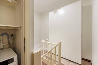 <h2>🏡 <strong>Gezellig appartement in Schoten</strong></h2>
<p><span>Bent u op zoek naar een <strong>2‑slpk appartement</strong> met <strong>terras</strong> en <strong>garage</strong>? Dit appartement op de eerste verdieping biedt een comfortabele indeling, veel lichtinval en een zuidgericht terras.</span></p>
<div></div>
<h2>🏠 <strong>Indeling</strong></h2>
<ul>
<li>
<p><span><strong>Gemeenschappelijke inkomhal</strong> met toegang tot de berging met aansluiting voor wasmachine</span></p>
</li>
<li>
<p><span><strong>Eigen inkomhal</strong></span></p>
</li>
<li>
<p><span><strong>Ruime leefruimte</strong> met rolluiken en screens</span></p>
</li>
<li>
<p><span><strong>Geïnstalleerde keuken</strong> voorzien van vaatwasser, oven, ijskast en inductievuur</span></p>
</li>
<li>
<p><span><strong>2 slaapkamers</strong>, waarvan één met toegang tot het <strong>zuidgerichte terras</strong></span></p>
</li>
<li>
<p><span><strong>Badkamer</strong> met douchecabine, lavabo en toilet</span></p>
</li>
</ul>
<div></div>
<h2>ℹ️ <strong>Extra informatie</strong></h2>
<ul>
<li>
<p><span>€125/mnd voor verwarming, warm water, elektriciteit in de gemene delen en gebruik van de <strong>garagebox met elektrische poort</strong></span></p>
</li>
<li>
<p><span>EPC <strong>label B – 178 kWh/(m²·jaar)</strong></span></p>
</li>
<li>
<p><span><strong>Elektriciteit conform</strong></span></p>
</li>
<li>
<p><span><strong>Gerenoveerd in 2023</strong></span></p>
</li>
</ul>
<h2>Interesse?</h2>
<p><span>📞 +32 3 568 03 03 ✉️ info@vastgoed03.be 👉 Vastgoed 03 – plan vandaag nog uw bezoek!</span></p>