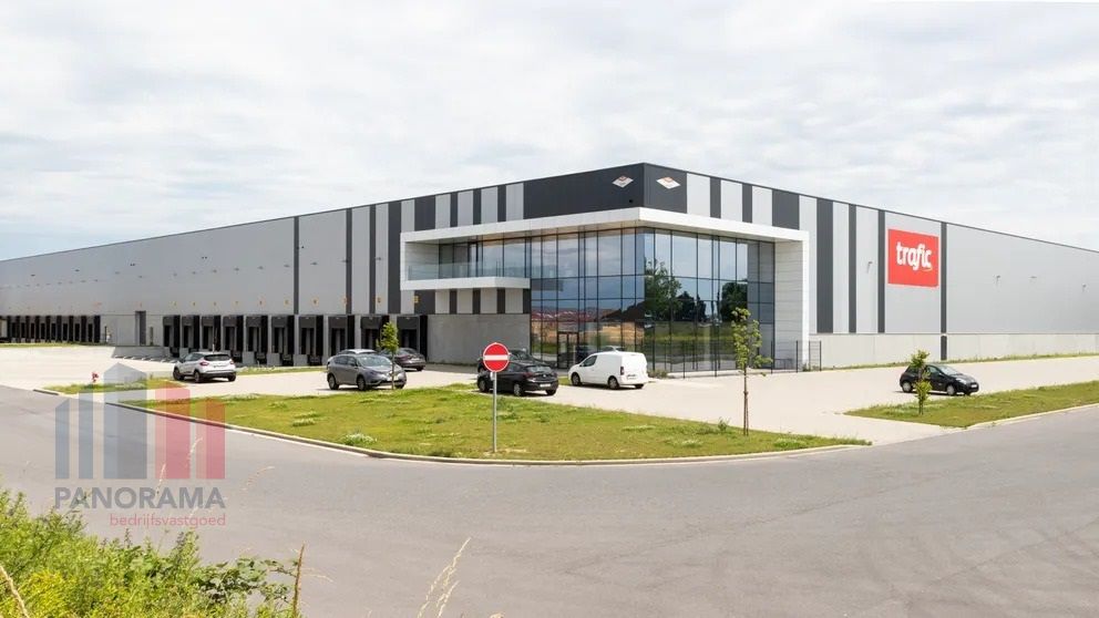 12.953 m² logistiek magazijn met 71 m² kantoren nabij de E42. - foto 2