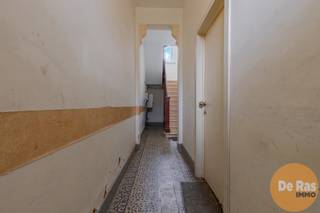 AALST - OPBRENGSTEIGENDOM MET 3 STUDIO'S<br /><br />Deze eigendom ligt zeer centraal nabij openbaar vervoer, winkels, scholen, ASZ en op 10 min stappen van de Grote Markt.<br />Het gebouw is opgedeeld in drie studio's die allen verhuurd zijn en zorgen voor een mooi rendement (+10%).<br /><br />Op het gelijkvloers een studio met keuken, leefruimte, sas, slaapkamer en badkamer met douche en toilet. Aansluitend nog een berging toegankelijk via de koer.<br />Op het eerste verdiep een studio met leefruimte en open keuken, aparte slaapkamer met douche, toilet en lavabo.<br />De derde studio op de dakverdieping bestaat uit een inkom, keuken met leefruimte, slaapkamer met douche en toilet.<br /><br />De woning heeft nood aan renovatiewerken.<br /><br />Ideaal als investering. Kom je graag een kijkje nemen? Bel 053/60.65.60