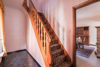 <p>Deze <strong>op te frissen/te renoveren</strong> woning is gelegen in Mol-Ezaart, in een aangename en groene omgeving, met een vlotte verbinding naar de Zuiderring. De eigendom biedt heel wat mogelijkheden voor wie op zoek is naar een woning met ruimte, potentieel en een mooie diepe tuin.</p>
<p>Bij het betreden van de woning kom je binnen via de inkomhal, die toegang geeft tot de woonkamer en de aanpalende leefruimte. Aansluitend bevindt zich de eetkamer, van waaruit je doorgang hebt naar de keuken. Achter de keuken bevindt zich de badkamer, uitgerust met een ligbad en een wastafel. Verder achteraan zijn er nog een praktische wasplaats/berging en een apart toilet.</p>
<p>Via de ruime inkomhal leidt een houten trap naar de bovenverdieping. Deze verdieping biedt toegang tot <strong>drie slaapkamers</strong>. Via een tweede houten trap met valluik bereik je de ruime zolder. Deze <strong>zolderruimte</strong> biedt extra mogelijkheden en kan, mits de nodige werken, worden ingericht als bijkomende kamers, hobbyruimte of stockageruimte.</p>
<p>De woning beschikt tevens over een <strong>kelderruimte</strong> van ca. 20 m².</p>
<p>De woning beschikt over een EPC-label F met een score van 811 kWh/m² per jaar, waardoor de renovatieplicht van toepassing is. Ook de elektriciteit is momenteel niet conform.</p>
<p>Buiten geniet de woning van een zeer mooie, diepe en <strong>volledig omheinde tuin</strong>, ideaal voor wie houdt van ruimte en groen. Daarnaast is er op het perceel nog een vrijstaande garage aanwezig.</p>
<p>Deze eigendom is bijzonder geschikt voor kopers die op zoek zijn naar een woning met renovatiepotentieel op een rustige ligging, met tegelijk een vlotte bereikbaarheid.</p>
<p><u>Troeven</u></p>
<ul>
<li>Gelegen in Mol-Ezaart</li>
<li>Groene omgeving</li>
<li>Vlotte verbinding naar de Zuiderring</li>
<li>Drie slaapkamers</li>
<li>Ruime zolder met uitbreidingsmogelijkheden</li>
<li>Kelder</li>
<li>Vrijstaande garage</li>
<li>Mooie diepe, volledig omheinde tuin</li>
<li>Veel renovatie- en inrichtingspotentieel</li>
<li>Ideaal voor handige kopers of renovatieliefhebbers</li>
</ul>