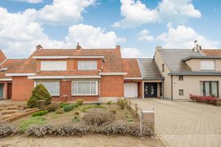 Deze centraal gelegen woning biedt een praktische indeling. Via de inkomhal betreedt u de ruime en lichtrijke woonkamer op tegelvloer, uitgerust...