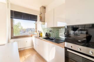 <p>Dit volledig gerenoveerde appartement, gelegen op de tweede verdieping, met drie slaapkamers en een royaal terras biedt modern wooncomfort op een centrale locatie. Openbaar vervoer stopt voor de deur en de A12 is vlot bereikbaar.</p><p><br /></p><p>Het appartement bestaat uit een lichtrijke woonkamer – een moderne en volledig uitgeruste keuken – 3 volwaardige slaapkamers – een badkamer met douche - een ruim terras.</p><p><br /></p><p><strong>Belangrijke troeven: </strong>gunstige EPC en elektriciteit conform - grootste terras van het gebouw- centrale ligging met vlotte bereikbaarheid- kelderberging aanwezig - autostaanplaats mee aan te kopen voor <strong>18.000 euro</strong></p>