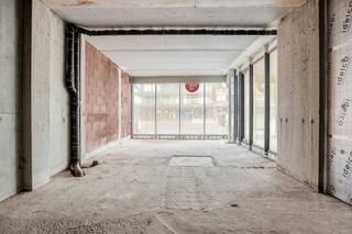 Moderne nieuwbouw horecaruimte met (181 m²) te huur op topligging te OostduinkerkeDit vastgoed is gelegen op het bruisende Astridplein en biedt bijzonder veel visibiliteit voor uitbating van diverse activiteiten.INDELING:- handels gelijkvloers ( ca. 151 m²)- stockageruimte ( ca. 31 m²)TROEVEN:- Verzorgd winkelpand / kantoor- Moderne winkelfaçade- Bijzonder grote glaspartijen- Aantrekkelijke ligging- vele parkeermogelijkheden- tal van invullingen mogelijkMODALITEITEN:- onroerende voorheffing ten laste van de huurder- horeca light toegelaten in de statuten- onmiddellijk beschikbaar- afwerking nog bespreekbaar mits opleg meerprijsMOBILITEIT:- gelegen aan de Koninklijke Baan- vlot bereikbaar via openbaar vervoer, met de auto of te voetOp een boogscheut gelegen van de bruisende Zeedijk en dicht bij diverse winkelstraten en supermarkten. Aarzel zeker niet ons te contacteren op 0473/56.01.82 of business.brugge@dewaele.com indien dit bedrijfsvastgoed bestaande uit een horecaruimte te huur in centrum Oostduinkerke u mogelijks kan interesseren.