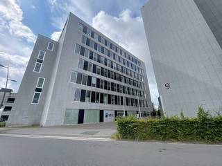 Op de derde verdieping van een modern kantoorgebouw in Aalst bieden wij een kantoorruimte van ca. 262 m² te huur aan. Deze locatie geniet van...