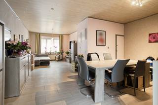 Welkom in dit huis met enorm veel potentieel dat we hier te koop aanbieden in Deurne!Via de inkomhal komen we binnen in de ruime...