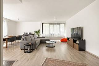 <p><span>Recent gerenoveerd appartement op een mooi &amp; residentiële ligging op de Zuidrand van Antwerpen aan het Rucaplein. Ca 135 m² bew. opp. Zeer ruime &amp; lichte leefruimte met open ingerichte keuken. Stijlvolle inkomhal met inbraakwerende voordeur, vestiairekasten en gastentoilet. Eerste slaapkamer met eigen douchecel, 2de en 3de ruime slaapkamer met doorgang naar badkamer met wc, wastafel, douche en ligbad. 200 maandelijkse kosten (onderhoud gemene delen, verwarming en water inbegrepen). Appartement vertoeft in quasi instapklare toestand. Staanplaats in optie aan 25.000. </span></p><p><span>Snel beschikbaar!</span></p>