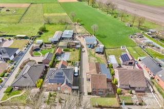 Wonen met ruimte, mogelijkheden én karakter – ideaal voor dierenliefhebbers 🐎<br /><br />Bent u op zoek naar een eigendom met tal van mogelijkheden, omgeven door rust en ruimte? Dan is deze charmante, op te frissen woning op een perceel van maar liefst 1 hectare precies wat u zoekt!<br /><br />De woning beschikt momenteel over een functionele indeling met een leefruimte, eetkamer, keuken, toilet, 2 slaapkamers en 1 badkamer. Bovendien biedt de zolderverdieping de mogelijkheid om eenvoudig uit te breiden naar 2 extra slaapkamers, ideaal voor grotere gezinnen of wie extra ruimte wenst.<br /><br />Aansluitend aan de woning bevindt zich een achterbouw, die nog volledig naar eigen smaak kan worden afgewerkt en ingericht. Deze ruimte leent zich perfect voor het creëren van een zorgwoning, kangoeroewoning of extra woongelegenheid.<br /><br />Buiten vindt u een echt paradijs voor liefhebbers van dieren en buitenleven. Het perceel is uitgerust met:<br />Een bijgebouw met 3 paardenstallen<br />Een ruime magazijn-/opslagruimte<br />Uitgestrekte buitenruimte met tal van mogelijkheden<br /><br />Deze eigendom is dan ook uitermate geschikt voor paardenliefhebbers, hobbyboeren of zelfstandigen die wonen en werken willen combineren.<br />Met de juiste renovatie kan u hier een unieke thuis creëren op een toplocatie waar rust, ruimte en potentieel centraal staan.<br /><br />👉 Troeven op een rij:<br />Perceel van ca. 1 hectare<br />Mogelijkheid tot 4 slaapkamers<br />Achterbouw met uitbreidingsmogelijkheden<br />Bijgebouw met paardenstallen<br />Magazijnruimte aanwezig<br />Ideaal voor dierenliefhebbers of zelfstandigen<br /><br />Contacteer ons voor een bezoek!