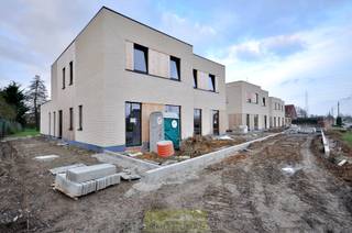 Deze <strong>nieuwbouwwoning</strong> is gelegen in de nabijheid van het centrum van Avelgem, met tal van lokale handelszaken, scholen en openbaar vervoer. Op wandelafstand van de Schelde, kortom een ideale combinatie tussen rust en comfort!<br /><br />Met een<strong> bewoonbare oppervlakte van 180m²</strong>, werd aandacht besteed aan een aangenaam ruimtegevoel gecombineerd met een volledige afwerking met kwalitatieve materialen. <strong>Indeling </strong>gaat als volgt: inkomhal, gastentoilet, berging/wasplaats, woon- en eetkamer met een goed uitgeruste keuken. De bovenverdieping bestaat uit een overloop, een badkamer,<strong> 3 slaapkamers </strong>en berging. Verder geniet deze woning van een volledig omheinde tuin met <strong>aangelegd terras</strong>.<br /><br /><strong>Kenmerken</strong>: Ventilatiesysteem C, regenwater, warmtepomp, zonnepanelen, vloerverwarming, inspraak in materiaalkeuze: sanitaire toestellen, keukenmeubilair, keuken toestellen, vloeren...<br /><br />Prijzen excl. BTW , registratie en andere kosten.<br />Interesse? Contacteer Els 0478 61 64 34 of els@immoroman.be