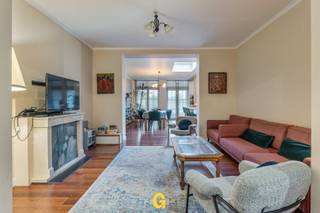 Langs Holt ter hoogte van nummer 118 bevindt zich deze leuk ingedeelde rijwoning met drie slaapkamers en tuin, op een perceel van 4a 55ca.<br /><br />Op enkele minuutjes wandelen of fietsen bereikt men het centrum van Beverst, een gemoedelijke deelgemeente van Bilzen die de laatste jaren merkbaar werd opgewaardeerd met tal van aantrekkelijke projecten. De basisschool, slager, buurthal, sporthal en enkele leuke restaurantjes liggen op wandelafstand. Na een vijftal minuutjes rijden bevindt men zich al in het centrum van Bilzen, Hoeselt of Diepenbeek.<br /><br />Bij het binnenkomen in deze opvallend leuk ingedeelde woning ervaart men onmiddellijk een gezellige, familiale sfeer. Ondanks de open indeling zorgen de verschillende zithoeken voor de nodige geborgenheid, terwijl de ruime leefkeuken een bijzonder de ideale plek is om samen te zijn met familie of vrienden.<br /><br />De woning onderging reeds heel wat renovatiewerken, waaronder de vernieuwing van verschillende ramen, de elektrische installatie, verwarming, loodgieterij, vloeren op het gelijkvloers, keuken, badkamer en achterbouw.<br /><br />Een aantal zaken dienen nog verder te worden afgewerkt, zoals de aanleg van terras en tuin, de inrichting van de zolderverdieping en enkele kleinere afwerkingspunten. Voor een handige koper biedt dit de mogelijkheid om de woning verder naar eigen smaak en budget af te werken, zonder dat dit een snelle verhuis in de weg hoeft te staan.<br /><br /><br />INDELING / OMSCHRIJVING<br /><br />GELIJKVLOERS<br />-Inkomhal met vernieuwd toilet<br />-Technische ruimte met aansluitingen voor nutsvoorzieningen, nog verder te omkasten<br />-Eerste ruime zitruimte<br />-Tweede, centraal gelegen zithoek in verbinding met de leefkeuken<br />-Ruime en sfeervol ingerichte leefkeuken met kookeiland, zichtbare houten balken en zicht op de tuin. Hier is meer dan voldoende plaats voor een royale eettafel. Ondanks het karakter van deze rijwoning geniet men hier van aangenaam veel daglicht dankzij de grote ramen en de lichtkoepel.<br />-Hal met trap naar de verdieping<br /><br />1STE VERDIEPING<br />-Nachthal<br />-Vernieuwde badkamer<br />-Twee volwaardige slaapkamers<br />-Vaste trap naar de zolderverdieping<br />2DE VERDIEPING<br />-Open zolderruimte met een mooie hoogte tot in de nok, verder af te werken tot mogelijk wel de mooiste slaapkamer van de woning, of een aangename hobbyruimte<br />KELDER<br />BUITENOMGEVING<br />-Overdekt terras<br />-Tuin, verder naar eigen smaak aan te leggen<br /><br />Voor en rondom de woning vindt men voldoende gratis parkeermogelijkheden.<br /><br /><br />ENKELE TECHNISCHE KENMERKEN<br />-EPC: 172 kWh/m² p.j. – label B – geen renovatieplicht<br />-Vernieuwde CV-installatie op aardgas<br />-PVC-ramen, deels vernieuwd<br />-Vernieuwde elektrische installatie<br />-Vernieuwde afvoeren, voorbereid voor aansluiting op de gescheiden riolering<br />-Geen opname in het maatregelenregister <br />-P-score: A / G-score: A<br /><br /><br />Deze bijzonder gezellige gezinswoning met tuin kan een mooie kans zijn voor handige kopers die op zoek zijn naar een betaalbare woning waar reeds heel wat belangrijke renovatiewerken werden uitgevoerd, maar die nog verder afgewerkt dient te worden. Wie bereid is zelf de handen uit de mouwen te steken, vindt hier een interessante mogelijkheid om de woning verder naar eigen smaak en budget in te richten, zonder dat een snelle verhuis hierdoor noodzakelijk uitgesteld moet worden.
