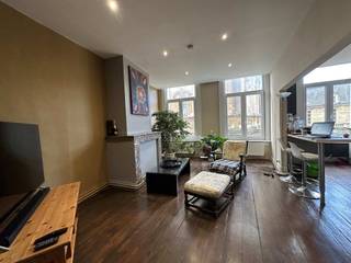 <p><span>Gezellig appartement met zicht op het Hendrik Conscienceplein</span></p>
<p><span> </span></p>
<p><span>Dit knusse appartement bevindt zich op de 2de verdieping en is bereikbaar via de trap (geen lift). De lichte leefruimte met prachtig zicht op het Hendrik Conscienceplein staat in rechtstreekse verbinding met de open keuken dewelke voorzien is van een koelkast, diepvries, oven en elektrische kookplaat met dampkap. De ruime slaapkamer bevindt zich achteraan en is bijgevolg zeer rustig gelegen. Aanpalend de badkamer met douche, enkel lavabomeubel en aansluiting voor de wasmachine. Verder beschikt het appartement over een apart toilet.</span></p>
<p><span> </span></p>
<p><span>Gemeenschappelijke kosten: 95 EUR / maand (provisie privatief water + elektriciteit gemeenschappelijke delen).</span></p>
<p><span>Dit appartement is gelegen op het prachtige Hendrik Conscienceplein, in het midden van het historische hart van de stad. Het is hier gezellig vertoeven met verschillende restaurants, cafés en buurtwinkels op wandelafstand. </span></p>
<p><span> </span></p>
<p><span>Beschikbaar vanaf 1/10/2026 - jaarcontract mogelijk - huurwaarborg 3 maanden</span></p>