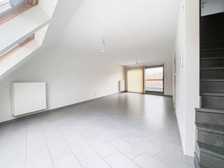 Op een rustige en aangename locatie in Idegem bevindt zich dit luxueus duplexappartement, gelegen op de derde verdieping van een...