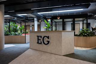 Dit state of the art nieuwbouwproject werd ontworpen door architectenbureau Jaspers & Eyers. Er wordt bij dit project gestreefd om de hoogste duurzaamheidsdoelstellingen te behalen. Hierbij dragen bij: zonnepanelen, regenwater recuperatie, groendaken, HVAC via warmtepompen. Het project zal bestaan uit een combinatie van Hightech ruimtes, labo's en moderne kantoorruimten. Dankzij de ideale ligging op de kruising van de A12 en de R0 van Brussel, is het project zeer goed bereikbaar met de wagen. Zowel internationale bedrijven als kleinere ondernemingen kunnen hier hun thuisbasis vinden. Oppervlakte tussen 302 en 1.393 m². Ondergrondse parkeerplaatsen aan 1.450€/plaats/jaar. Parkeerratio 1/65.<br />Verhuur onder BTW regeling.