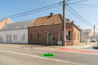 Deze charmante hoekwoning, gelegen in Erwetegem, deelgemeente van Zottegem, maakte vroeger deel uit van een hoeve. Authentieke elementen verwijzen...