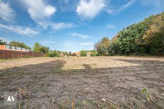 <p><strong>Perceel bouwgrond van voor halfopen bebouwing in het centrum van Meer</strong><br />Zoekt u een rustige plek om uw droomwoning te bouwen? Dan is deze bouwgrond van <strong>525 m²</strong> precies wat u zoekt!<br /><br />Dit perceel, lot 2, is gelegen in de Donckstraat, een rustige straat in het centrum van Meer. Op wandelafstand van alle voorzieningen en het openbaar vervoer. Op enkele minuten bereikt u het op-en afrittencomplex 'Meer', E19, richting Antwerpen en Breda en ook het treinstation 'Noorderkempen' is vlot bereikbaar.<br /><br />Dankzij zijn straatbreedte van <strong>10,53 meter </strong>en een diepte van ca. <strong>50 meter</strong> is dit perceel uiterst geschikt voor een <strong>halfopen bebouwing</strong>. Er kan worden gebouwd met een gevelbreedte van <strong>7,50 meter</strong> en een bouwdiepte van <strong>17 meter</strong>.<br /><br />Het is toegelaten een bijgebouw in de achtertuin te plaatsen, in de zone voor bijgebouwen, met een<strong> </strong>maximale oppervlakte van 10% van de perceelsoppervlakte van de kavel.<br /><br />Het perceel is gelegen in een straat voorzien van alle nutsvoorzieningen<br /><br /><strong>👉 Troeven</strong><br />✓ Perceel van 525 m²<br />✓ Rustige ligging<br />✓ Geschikt voor halfopen bebouwing<br />✓ Mogelijkheid voor het plaatsen van een bijgebouw<br /><br />De stedenbouwkundige voorschriften en het verkavelingsplan zijn beschikbaar op eenvoudig verzoek.<br /><br /><strong>Bijzonderheden</strong><br />De kosten voor opmeting, het opstellen van het plan en de verkavelingsakte zijn ten laste van de koper.<br /><br />📞 Interesse? Contacteer ons voor meer info!<br /><br /><em>Vastgoedinformatie opgevraagd, maar nog niet ontvangen.</em></p>