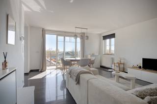 LUMINEUS DUPLEX-APPARTEMENT 88M² MET 2 SLAAPKAMERS, LEUK TERRAS EN GROTE GARAGE.Het appartement bevindt zich op 2de en 3de verdieping van verzorgde...