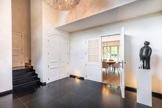 Deze ruime villa in originele paepesteen is gelegen op een royaal perceel van 2.232 m² in een bijzonder rustige omgeving te Geel. De woning...