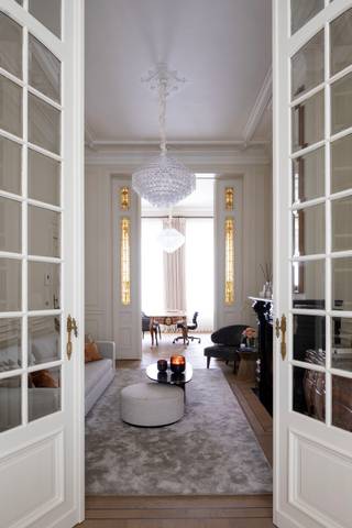 Avenue du Parc – In een statig herenhuis uit het begin van de 20ste eeuw, met slechts drie residenties, bevindt zich dit...