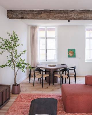 Op deze toplocatie, in het hartje van Gent, vinden we dit prachtig, historisch gebouw, ze werd volledig gerestaureerd/gerenoveerd. Deze woning heeft de ingang langs de Ballenstraat, hier is een fietsenberging voorzien. Op de eerste verdieping  kom je binnen in de ruime leefruimte met veel lichtinval, er is ook toegang tot het terras. Aan de voorzijde bevindt zich de geïnstalleerde keuken en eetplaats. De open trap geeft toegang tot de twee slaapkamers en badkamer met dubbele lavabo, douche, en apart toilet. Onmiddellijk beschikbaar. Uitermate geschikt voor expats, starters, ... verhuur via jaarcontract (korte duur bespreekbaar vanaf 6 maanden). 