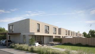 Langs de Hovaerestraat (lot 39) in Koekelare realiseren ze deze moderne, tijdloze woning. Je woont er op een boogscheut van het centrum, op wandelafstand van winkels, scholen en openbaar vervoer. Even uitwaaien in de natuur? Dat kan in het nabijgelegen Koekelarebos en Arboretum.<br /><br />Deze verrassend ruime, energiezuinige nieuwbouwwoning omvat: een inkomhal met toilet, een ruime woon- en eetkamer met veel lichtinval, aansluitend een -naar eigen keuze ingerichte- open keuken - garage. Op de verdieping: 3 slaapkamers, een badkamer (met bad, inloopdouche en dubbele wastafel), een afzonderlijk toilet en een berging. Je kiest zelf de afwerkingsmaterialen voor keuken, badkamer, vloeren en binnendeuren. Zo kan je precies wonen zoals jij het zelf wilt. De woning heeft een ruime tuin om volop te genieten!<br /><br />Het gebruik van een warmtepomp, in combinatie met vloerverwarming en zonnepanelen zorgt ervoor dat jouw toekomstige energiefactuur onder controle blijft (E10).<br /><br />Een kijkje nemen? Contacteer ons voor meer informatie.<br /><br />Deze prijs is exclusief de bijkomende kosten. Op de bouwgrond betaal je registratierechten (12% in Vlaanderen) en ereloon notaris. Op de constructie 21 % btw