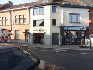 <p>Deze instapklare studio van 35 m² is gelegen op de eerste verdieping van een gebouw bestaande uit 1 handelspand (bakkerij) en 2 appartementen. De studio is voorzien van een woonkamer met open perfect ingerichte keuken, aparte slaapkamer en badkamer met toilet. Perfect voor iemand die op zoek is naar een kleine woning middenin het centrum van Gentbrugge.</p>
<p>referentie: 5731</p>