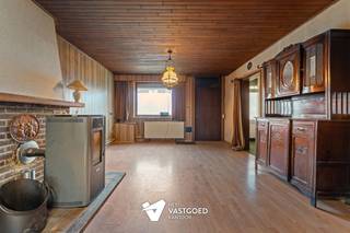 <p><span>Te renoveren HOB met 3 slaapkamers gelegen op een perceel 2a19ca te Beverlo.</span></p><p><span> </span></p><p><span>Belangrijkste troeven: </span></p><p><span>- Centrale ligging</span></p><p><span>- Te renoveren</span></p><p><span>- 3 slaapkamers waarvan 1 kinderkamer</span></p><p><span>- Inpandige garage</span></p><p><span>- Rolluiken</span></p><p><span> </span></p><p><span>Bekijk zeker ook de foto's en de grondplannen met de afmetingen. Zo krijgt u van thuis uit al een perfect beeld van wat deze woning te bieden heeft!</span></p><p><span> </span></p><p><span>Wenst u meer info of een vrijblijvende bezichtiging, contacteer dan ons kantoor op het nummer 011 85 15 15 en wij helpen u graag verder. </span></p>