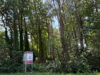 Droom je van dat ene plekje waar alles begint?<br />Zie je de zon al zachtjes door je woonkamer naar binnen glijden, terwijl ruimte en natuur je elke dag verwelkomen?<br />In het groene Sint-Antonius wacht deze prachtige bouwgrond van 1849 m² op jouw verhaal. Met een perceelbreedte van ca. 20 meter, een zuidgerichte oriëntatie en tal van bouwmogelijkheden vormt dit perceel de ideale basis voor een woning die volledig bij jou past.<br />Wat deze plek extra bijzonder maakt? De aanwezige volwassen bomen die niet alleen karakter en charme toevoegen, maar tijdens warme zomerdagen ook voor natuurlijke verkoeling, schaduw en een aangenaam microklimaat zorgen. Een waardevolle luxe in een tijd waarin zomers steeds warmer worden.<br />Een plek waar licht, ruimte en vrijheid samenkomen.<br />Waar dromen vorm krijgen… en waar je straks écht thuiskomt.<br />Hier begint jouw toekomst.<br /><br />Een stedenbouwkundig attest wordt door de huidige eigenaars in overleg aangevraagd.<br />Wg - Gvg - Gmo - Gvkr - Gvv
