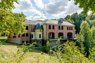Superbe propriété à proximité de Tournai, sise sur un domaine de 105.000 m².Ce nouveau domaine de 650 m², livré en gros œuvre fermé, garantit une...