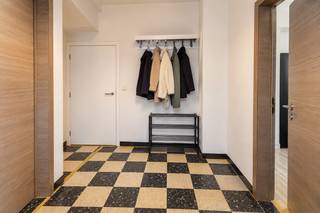 Dit appartement, gelegen aan de Dendermondse Steenweg 344 in Sint-Niklaas, combineert een comfortabele indeling met een gunstige ligging en een vlotte bereikbaarheid. Met twee ruime slaapkamers, een terras en een EPC-label C vormt dit appartement een aangename woonst voor starters, koppels of investeerders.<br /><br />Bij het binnenkomen van het appartement komt u terecht in een aangename inkomhal die toegang biedt tot de verschillende ruimtes. De lichtrijke woonkamer vormt het hart van het appartement. Dankzij de grote raampartijen geniet u hier van een aangename, open sfeer. Er is voldoende ruimte voor zowel een gezellige zithoek als een volwaardige eethoek.<br /><br />De open keuken sluit naadloos aan op de leefruimte, is praktisch ingericht en voorzien van de nodige toestellen. Vanuit de keuken heeft u rechtstreeks toegang tot het terras, waar u in alle rust kunt genieten van de buitenlucht.<br /><br />De badkamer is uitgerust met een douche, lavabo, toilet, aansluiting wasmachine en beschikt over alle nodige voorzieningen voor dagelijks comfort.<br /><br />Het appartement beschikt daarnaast over twee ruime slaapkamers, die flexibel kunnen worden ingericht als slaapkamer, kinderkamer, bureau of hobbyruimte.<br /><br />Met een EPC-label C beschikt het appartement over een gunstige energiescore.<br /><br />Ook de ligging vormt een belangrijke troef. Het appartement bevindt zich aan de Dendermondse Steenweg, met winkels, scholen, openbaar vervoer en andere dagelijkse voorzieningen in de omgeving. Ook het centrum van Sint-Niklaas is vlot bereikbaar. Dankzij de nabijheid van belangrijke verbindingswegen is er bovendien een goede verbinding richting de E17 en omliggende steden.<br /><br />De combinatie van de ruime slaapkamers, praktische indeling, het terras en de gunstige ligging maakt dit appartement geschikt voor zowel eigen bewoning als investering. Een aangename woonst met ruimte en comfort, ideaal voor wie op zoek is naar een interessante investering in Sint-Niklaas.<br /><br />De stedenbouwkundige inlichtingen zijn in aanvraag.