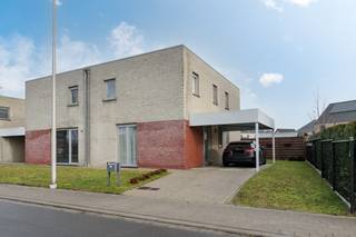 In de rustige en gegeerde Kapelstraat te Lindhoeven (Pelt) bevindt zich deze moderne halfopen bebouwing van bouwjaar 2013. Een ideale gezinswoning die comfort, licht en energiezuinig wonen mooi combineert.<br /><br />Indeling – Gelijkvloers<br /><br />Via de inkomhal met apart gastentoilet kom je in de lichtrijke woonkamer met halfopen keuken. De leefruimte sluit mooi aan op de tuin en biedt een aangenaam open gevoel. Aansluitend is er een praktische berging en de trap naar de verdieping.<br /><br />Verdieping<br /><br />De ruime nachthal geeft toegang tot 3 volwaardige slaapkamers, een apart toilet en een volledig uitgeruste badkamer met zowel bad als douche.<br /><br />Tuin<br /><br />De woning beschikt over een volledig omheinde tuin, ideaal voor kinderen en huisdieren, met bovendien een praktisch tuinhuis voor extra opbergruimte.<br /><br />Extra troeven<br /><br />Bouwjaar 2013<br />Energiezuinig: EPC B (165 kWh/m² jaar)<br />Rustige, residentiële ligging<br />Moderne afwerking<br />Ideaal voor gezinnen of jonge koppels<br />Goede bereikbaarheid en nabij voorzieningen<br />Ben je op zoek naar een instapklare, moderne woning in een rustige buurt van Pelt?<br /><br />Dan is deze woning absoluut een bezoek waard.<br /><br />Contacteer ons vandaag nog voor meer info of een bezichtiging.<br /> 