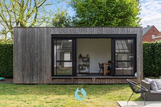 <p>Kom bezoeken en begin te dromen!</p><p>Deze verrassende leuke villa is gelegen in een residentiële wijk in Destelbergen. Rust, ruimte en een uitstekende bereikbaarheid typeren deze woning.</p><p>De ligging is ronduit schitterend: in een rustige, residentiële omgeving met een groen karakter, en toch op korte afstand van het centrum van Destelbergen. Vlakbij winkels, scholen en verbindingswegen. Een ideale combinatie van landelijk wonen met alle voorzieningen binnen handbereik.</p><p>De woning is gedeeltelijk gerenoveerd en beschikt over een moderne, volledig uitgeruste keuken en een stijlvolle, vernieuwde badkamer. Hedendaags comfort gaat hier naadloos samen met het authentieke karakter. De woning beschikt over 3 slaapkamers. Het geheel is bijzonder verzorgd en volledig instapklaar. Grote raampartijen zorgen voor een aangename lichtinval en een mooi zicht op de tuin. Buiten geniet u van een fraai aangelegd perceel met een zonneterras en een uitnodigend zwembad. Ideaal om te ontspanne tijdens mooie zomerdagen. Een extra troef is het tuinkantoor : perfect voor wie van thuis uit werkt of nood heeft aan een rustige, aparte werkplek.</p><p>Gemiddelde energiescore, welke aanzienlijk kan verbeteren door het plaatsen van zonnepanelen.</p><p>U kan uw bezoek aanvragen op verkoop@vastgoeddevos.be of telefonisch via 09/258.13.13.</p><p>Tot binnenkort!</p>