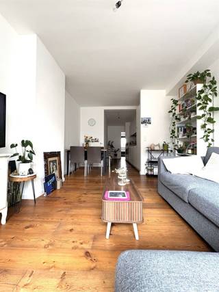 <p><span>Gezellig appartement te huur in hartje Dendermonde</span></p><p><span>In het centrum van Dendermonde, gekend om zijn rustige sfeer en authentieke charme, bevindt zich dit gezellige appartement op de tweede verdieping (geen lift). Het is de ideale plek voor wie graag centraal woont, met winkels, scholen en openbaar vervoer op wandelafstand.</span></p><p><span>Bij binnenkomst betreed je een inkomhal die toegang geeft tot de lichte living met een open keuken. De keuken is functioneel ingericht en beschikt over boven- en onderkasten, een dampkap, fornuis en koelkast. </span></p><p><span>Het appartement beschikt over twee ruime slaapkamers die veel mogelijkheden bieden, bijvoorbeeld als slaap- en werkruimte. De badkamer is uitgerust met een comfortabel ligbad dat tevens als douche gebruikt kan worden, een toilet en een praktisch badkamermeubel. Extra opbergruimte is beschikbaar in de berging. Aan de achterzijde van het appartement bevindt zich een klein terras waar je kan genieten van een momentje rust.</span></p><p><span>Een bijzonder detail is dat alle ruimtes zijn voorzien van een gezellige plankenvloer, wat het geheel een warme uitstraling en extra charme geeft.</span></p><p><span>Op het gelijkvloers is er een mogelijkheid om je fiets overdekt te stallen. </span></p><p><span>Binnen een straal van 50 meter kan je gratis parkeren, wat het praktische aspect van dit appartement alleen maar versterkt. </span></p><p><span>Een bijkomend voordeel is dat er geen gemeenschappelijke kosten zijn. </span></p><p><span>Bovendien zorgt de zeer lage EPC-score voor een laag energieverbruik, wat zowel voordelig is voor je budget als het milieu.</span></p><p><span>Dit appartement is beschikbaar vanaf 1 april 2025. </span></p><p><span> </span></p><p><span>Wil je meer informatie of graag een bezoek plannen? Neem dan contact op met Immo Twins via 052/55.55.55 of stuur een e-mail naar info@immotwins.be. </span></p><p><span> </span></p><p><span>Mis deze kans niet en ontdek zelf de troeven van dit fijne appartement!</span></p>