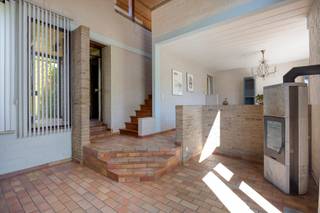 <p><strong><span>Architectenwoning met karakter op een prachtig perceel van bijna 10 are in landelijk Bierbeek! EPC label C<br /><br /></span></strong></p>
<p><span>Op zoek naar een woning met potentieel en een </span><strong><span>origineel architecturaal concept</span></strong><span>? Deze karaktervolle architectenwoning in het landelijke Bierbeek, vlak bij Leuven, biedt een bijzonder uitgangspunt voor wie een woning volledig naar eigen smaak wil opfrissen of renoveren.<br /><br /></span></p>
<p><span>De woning beschikt over </span><strong><span>3 à 4 slaapkamers en </span></strong><span>een inpandige </span><strong><span>garage</span></strong><span> op een ruim terrein van </span><strong><span>bijna 10 are</span></strong><span>. Dankzij de doordachte architectuur en de bijzondere indeling ademt het geheel een eigen karakter uit — ideaal voor wie verder wil kijken dan een klassieke woning.<br /><br /></span></p>
<p><span>De woning vraagt een </span><strong><span>opfrissing of grondige renovatie</span></strong><span>, maar biedt tegelijk tal van mogelijkheden om de bestaande architectuur opnieuw tot haar recht te laten komen en er een hedendaagse, comfortabele thuis van te maken.<br /><br /></span></p>
<p><span>Een woning voor wie </span><strong><span>ruimte, architectuur en mogelijkheden</span></strong><span> weet te waarderen en op zoek is naar een uniek renovatieproject in een groene, landelijke omgeving.</span></p>