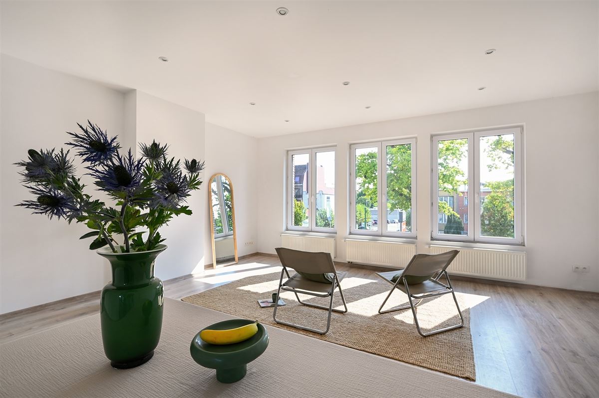 Ruim en lichtrijk appartement te Merksem - foto 2