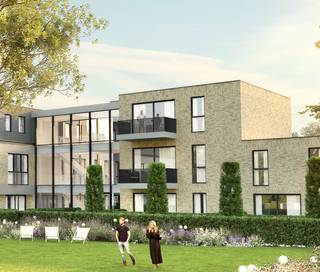 Welkom bij het Edward Poppe Woonpark, een uniek nieuwbouwproject in Sint-Laureins. Dit woonproject, gelegen op de terreinen van het voormalige Edward Poppe Instituut aan de Rommelsweg, biedt een harmonieuze combinatie van moderne architectuur en historische charme. Het project is ontworpen met oog voor detail en duurzaamheid.
Het Edward Poppe Instituut, gebouwd in 1962, diende jarenlang als een vertrouwde brug tussen de basisschool in Sint-Laureins en de grotere secundaire scholen in Eeklo, Maldegem en Gent. Het gebouw, bekend om zijn modernistische stijl en familiaire sfeer, is een herkenningspunt in de regio en biedt een prachtige basis voor dit nieuwe woonproject.
Het Edward Poppe Woonpark streeft naar een energie-neutraal karakter. Geen gebruik van fossiele brandstoffen, maar wel van warmtepompen en zonnepanelen, duurzame materialen en hergebruik en renovatie van bestaande structuren. De circulatie van auto's is slim ontworpen aan de buitengrenzen van het perceel, waardoor de kern van het project een groene oase blijft.
De indeling is als volgt: een grote inkomhal met gastentoilet, een lichtrijke leefruimte met een prachtig uitzicht op de privatieve tuin met terras en de gemeenschappelijke tuin, een open keuken voorzien van alle hedendaagse comfort met voldoende opbergruimte, 2 slaapkamers, een badkamer, een grote berging/wasplaats, een privatieve fietsenberging/berging en een privatieve autostaanplaats.
Alle leefruimtes kijken uit op een centraal groen park, dat dienst doet als ontmoetingsplaats voor jong en oud. Het park, met zijn glooiende reliëf, draagt bij aan een natuurlijke speelomgeving en fungeert tevens als wadi.
Het appartement is volledig geschilderd en instap klaar.
Wonen in Sint-Laureins biedt tal van voordelen. De gemeente staat bekend om haar uitstekende leefkwaliteit, met een sterke focus op natuur, rust en veiligheid. Daarnaast zijn er uitgebreide voorzieningen voor sport, cultuur en recreatie. De nabijheid van stedelijke centra zoals Eeklo, Maldegem en Gent zorgt ervoor dat stedelijke voorzieningen altijd binnen handbereik zijn.
Ontdek de perfecte balans tussen historisch erfgoed en modern wooncomfort in het Edward Poppe Woonpark. Wenst u een bezoek aan het gelijkvloers appartement? Maak uw afspraak via www.vastgoedunicum.be of mail naar verhuur@vastgoedunicum.be.