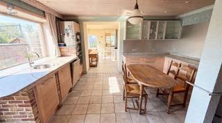 <p><span>RUIME KARAKTERWONING MET 23 GARAGEBOXEN IN GERAARDSBERGEN</span></p><p><span>Ruime en karaktervolle woning in het centrum van Geraardsbergen, met </span><span>319 m² woonoppervlakte</span><span> op een perceel van 1110</span><span> m²</span><span>.</span></p><p><span>De woning beschikt over </span><span>4 slaapkamers, 1 badkamer</span><span>, meerdere leef- en polyvalente ruimtes en een ruime zolder met zichtbare balkenstructuur. Dankzij de royale indeling zijn er tal van mogelijkheden voor renovatie en personalisatie. 23 Garageboxen aanwezig dewelke verhuurd zijn.</span></p><p><span>De authentieke </span><span>trapgevel en witte gevel met blauwe accenten</span><span> geven de woning een bijzondere uitstraling. Daarnaast beschikt het pand over een terras, tuin en parkeergelegenheid.</span></p><p><span>Troeven:</span></p><ul><li><span>319 m² woonoppervlakte</span></li><li><span>Perceel van 1110 m²</span></li><li><span>4 slaapkamers</span></li><li><span>Ruime leefruimtes en zolder</span></li><li><span>Terras en tuin</span></li><li><span>Centrale ligging in Geraardsbergen</span></li><li><span>CV op aardgas</span></li><li><span>Airco/warmtepompen</span></li><li><span>23 Garageboxen aanwezig.</span></li><li><span>EPC-label C geen renovatieplicht</span></li></ul><p><span>Een ideale woning voor wie op zoek is naar </span><span>ruimte, karakter en mogelijkheden</span><span> en graag een woning naar eigen smaak wil renoveren.</span></p><p><span>Interesse?</span><span> Reageer op deze advertentie en wij nemen telefonisch contact met u op om een bezoek in te plannen.</span></p>