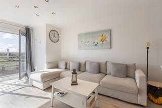 <strong>Knokke-Heist: Charmant en instapklaar 1-slaapkamerappartement te koop met open zicht op het groen en de iconische vuurtoren van Heist. </strong><br /><br />Op zoek naar een charmant appartement aan zee? Ontdek dan dit verzorgde en<strong> </strong>instapklare appartement gelegen op de vierde verdieping van de residentie 'Albion'. Dankzij de efficiënte indeling en het hedendaagse comfort is dit appartement ideaal als tweede verblijf, investering of vaste woonst. <br /><br /><strong>Indeling: </strong><br />Inkomhal met vestiaire, geïnstalleerde open keuken, lichtrijke leefruimte met open zicht op het groen, badkamer met inloopdouche, volwaardige slaapkamer. <br /><br /><strong>Troeven: </strong>
<ul><li>Volledig instapklaar. </li><li>Toplocatie, vlakbij strand, winkels en openbaar vervoer.</li><li>Open zicht op het groen en de vuurtoren.</li><li>Toegankelijke bovengrondse fietsenberging.</li><li>Gunstig EPC-label: A. </li></ul>
Meer info? Contacteer Ayita op 0496 13 43 12.