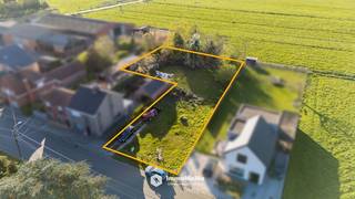 Ben je op zoek naar de ideale locatie om uw droomwoning te bouwen? Deze bouwgrond in Wachtebeke biedt een unieke combinatie van rust, ruimte en een uitstekende bereikbaarheid.<br /><br />Het perceel heeft een <strong>totale oppervlakte van 1.095 m²  </strong>waardoor er voldoende mogelijkheden zijn voor het realiseren van een ruime woning met tuin.<br />De grond is landelijk gelegen, maar toch zeer centraal. Op korte afstand vindt u het prachtige Provinciaal Domein Puyenbroeck, ideaal voor ontspanning, wandelen en fietsen. Daarnaast bevinden winkels, apotheek, dokter en het dorpscentrum zich vlakbij, wat zorgt voor extra comfort in het dagelijkse leven.<br /><br />Dankzij de vlotte verbindingen naar omliggende gemeenten en invalswegen combineert deze locatie het beste van twee werelden: rustig wonen in het groen met alle voorzieningen binnen handbereik. <br /><br />Indien er interesse is om de percelen te gaan bezichtigen neem dan graag contact op via nathalie@immomamo.be of bel naar <strong>0492/97.47.00</strong>