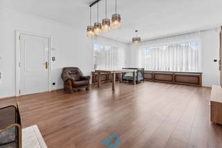 In het hart van het charmante Boezinge vinden we deze instapklare villa, ideaal voor gezinnen of koppels die op zoek zijn naar rust, ruimte en vlotte bereikbaarheid. Dankzij de gunstige ligging bevind je je op korte tijd in het centrum van Boezinge, maar ook in het bruisende Ieper of op de omliggende invalswegen.<br /><br />Je komt binnen via een ruime, lichtrijke inkomhal met apart gastentoilet. Van hieruit leidt de weg naar de gezellige leefruimte en de aangrenzende, volledig ingerichte keuken met alle nodige voorzieningen. Achteraan de keuken bevindt zich een praktische doorgang naar de inpandige garage, ideaal als extra opbergruimte. Vanuit de keuken heb je ook toegang tot de droge kelder.<br /><br />Op het gelijkvloers bevindt zich bovendien een eerste, volwaardige slaapkamer, perfect als master bedroom of bureauruimte. De bovenverdieping telt nog drie ruime slaapkamers en een recent gerenoveerde badkamer, uitgerust met een modern lavabomeubel, bad en toilet. Als extra troef is er een afgewerkte zolderruimte, ideaal voor extra stockage of hobbyruimte.<br /><br />Waarom kiezen voor deze woning? Deze woning biedt niet alleen een uitstekende ligging en veel ruimte, maar is ook perfect instapklaar. Met enkele verdere afwerkingen maak je er volledig jouw thuis van.<br /><br />Ben je op zoek naar een instapklare villa in het hart van Boezinge met alle comfort en potentieel? Neem dan snel contact met ons op en plan je bezoek!