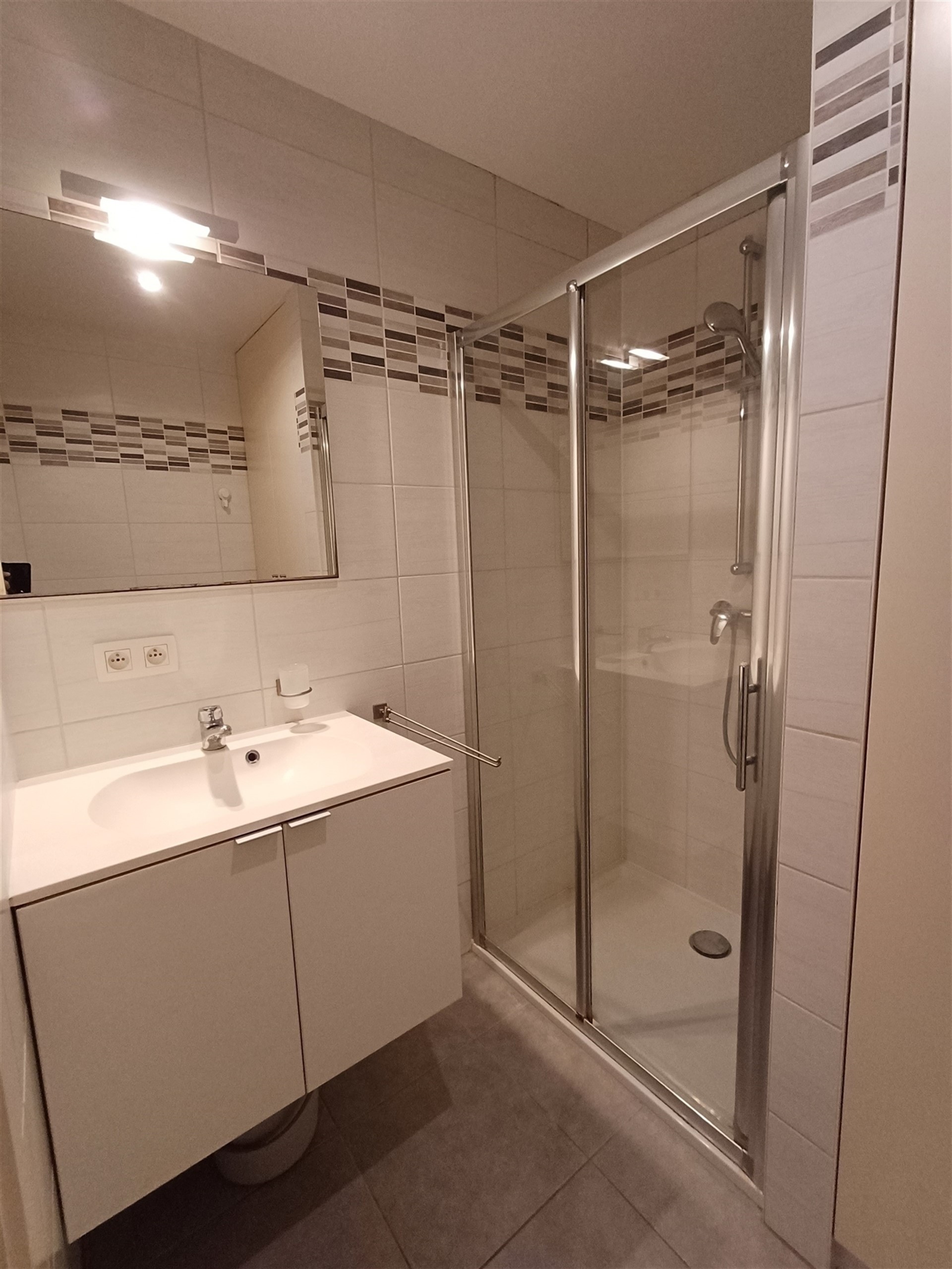 Ruime gemeubileerde studio met parkeerplaats en kelder - foto 5