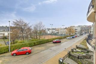 Dit appartement bevindt zich in een kleine residentie op een rustige en gegeerde ligging te Mariakerke, Oostende! Het is gelegen op enkele passen van het strand, diverse winkels en supermarkten en tram- en bushaltes.<br />Indeling: inkomhal met vestiaire/bergruimte, ruime en lichtrijke woonkamer met open zicht op de tennisvelden, aparte keuken, grote slaapkamer, badkamer met lavabomeubel, toilet, ligbad én douche en berging met aansluiting voor wasmachine.<br />De elektrische installatie is conform & het appartement is asbestvrij!<br />Het appartement leent zich voor zowel vaste bewoning, als investering of als vakantie-appartement vlakbij de zee!
